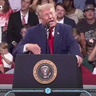 В США мужчина передразнивал Трампа во время его выступленияВо время выступления Дональда Трампа мужчина, сидевший прямо за президентом США, начал в точности повторять его жесты, пока кто-то не сделал ему замечание.Личность мужчины до сих пор не установлена