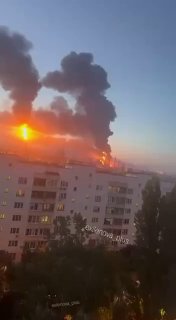 Украина совершила самую массированную дроновую атаку на Москву. Под удар попали НПЗ в Капотне и жилые дома в столице и области, есть погибшие🔵 Москва. Менее чем за сутки Москву атаковали более 1600 БПЛА, 450 из них сбили на подлете к столице, сообщил мэр с