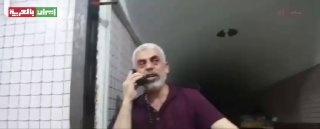 תמונה מוצגת לראשונה של המפקד ההרוג יחיא אל-סינואר, במהלך הובלת המבצעים נגד צה"ל בקרב "מבול אל-אקצא".
