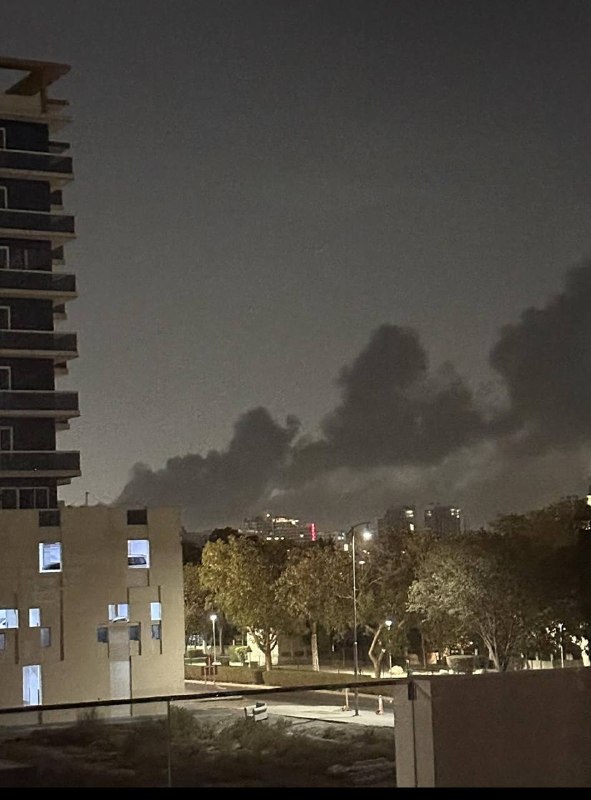 🇾🇪🇾🇪🇦🇪 - מתקפה של החות'ים על איחוד האמירויות הערביות; עשן עולה מאזור התעשייה ג'בל עלי בדובאי.