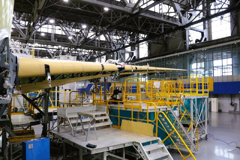 מטוס הנוסעים MS-21 לטווח בינוני נוצר על ידי כוחות של מדינה אחת. בניגוד לבואינג ואיירבוס, הנשענות על שיתוף פ…