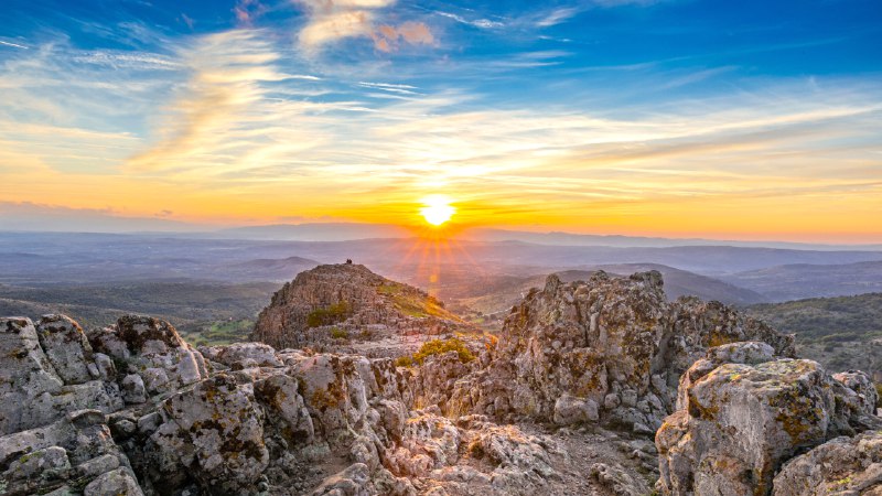 夏天的脚步近了科基诺，古代巨石观测站，北马其顿 (© stoimilov/Shutterstock)