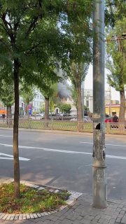 רוסים תקפו את האקדמיה הלאומית למדעים של אוקראינה בקייב. אנשים נמלטו דרך חלונות כשהבניין עלה באש. חצי נהרס, עם נפגעים פוטנציאליים לכודים מתחת להריסות. צוותי חירום נמצאים במקום.