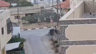 כוחות ישראל יורים פצצות גז במהלך הסתערותם על הכפר קריות מדרום לשכם.