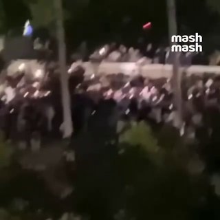 Протесты против ТЦК во Львове — местные жители попытались отбить прохожего у вояк прямо во время задержания, всё переросло в массовую драку.Толпа окружила машину бусификаторов и начала скандировать "Пид*расы, позор!", требуя отпустить мужчину.❗ Не грузятся