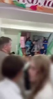 Семь человек пострадали при нападении девочки с ножом в школе КанскаПятеро детей и двое взрослых получили травмы в результате ЧП в одной из школ Канска Красноярского края. Инцидент произошел утром 1 сентября в школе № 2. Ученица вошла в класс, распылила в 