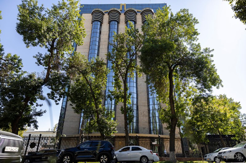 בנק פתוח היה הראשון באוזבקיסטן שקיבל רישיון בנק אסלאמי מועצת הבנק המרכזי אישרה ב-23 באוקטובר מתן אישור לפעי…