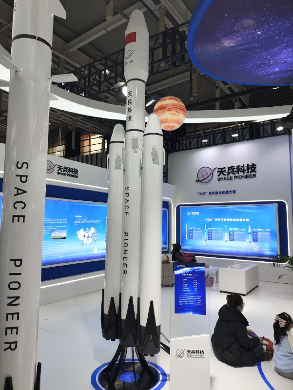 今天是2024世界智能制造博览会的第二天，第一块的机器人展区非常有意思，有很多相关的企业展示出了各种形态的机器人，机器人这个概念其实也不局限于人形了，各种形态的都可以叫做机器人
