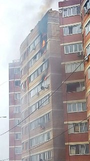 За ночь сбили 56 БПЛА над Московской областью, сообщил губернатор Андрей Воробьёв.В Кубинке беспилотник попал в многоквартирный дом — загорелись верхние этажи. Десять человек эвакуировали. Предварительно, пострадавших нет.В Павловском Посаде выбиты окна в 