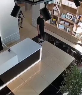 חדש: רובוט נוכל ותוקף לקוח בתוך החנות הרוסית - וידאו bit.ly/4Aap3WD