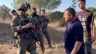 2. כוחות צה"ל מבהירים שאין אישור לפלסטינים למסוק זיתים עד אשר האנרכיסטים (הישראלים) מסתלקים מהמקום.