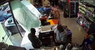 מכונית פורצת לסופרמרקט בכביש המהיר ג'וניה