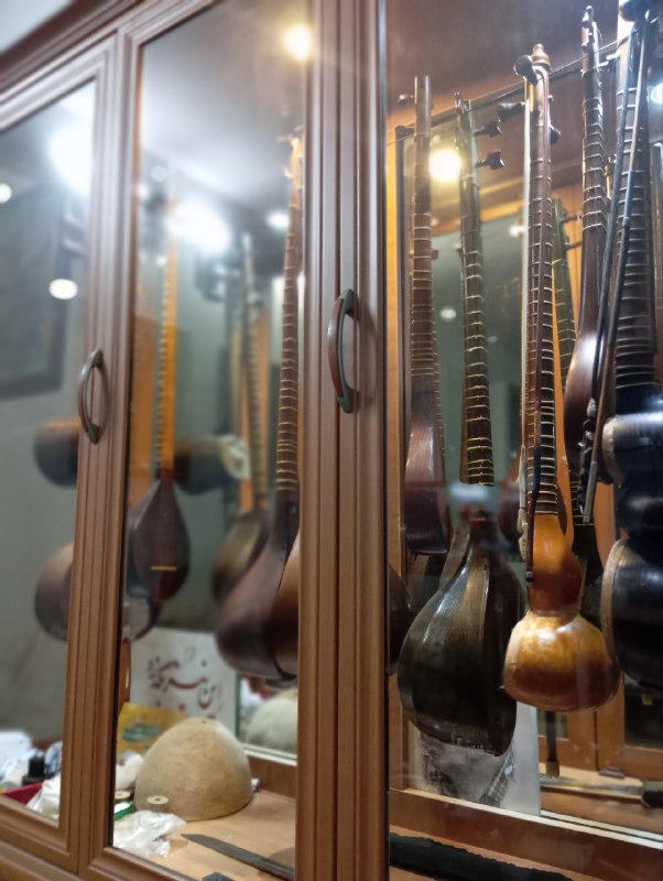 🎶آژوان🎶: آدم‌های تنها بیشتر خودشان دلشان می‌خواهد تنها باشند. چون نمی‌خواهند بهای روحی و عاطفی با دیگران بودن را بپردازند.لارس اس
