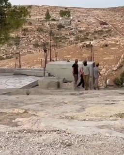 צפו: "מתנחלים" ישראלים מכים פלסטינים ליד ביתם בגדה המערבית הכבושה.