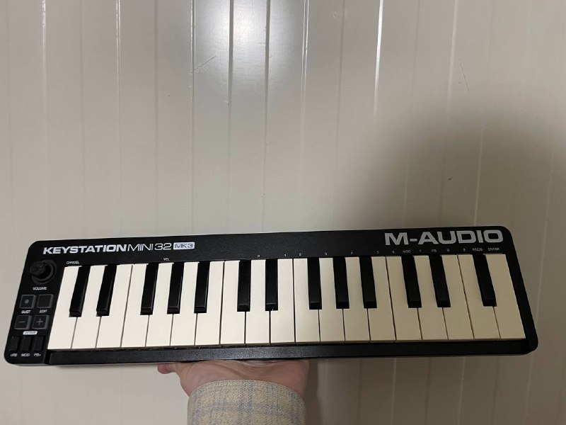 1) M-audio keystation mini 32 mk3 с кабелем — 100 лари — фото 1