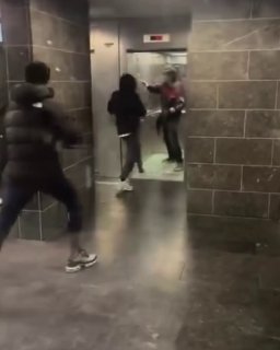 אדם הוכה באכזריות על ידי קבוצת מהגרים צעירים לאחר שביקש מהם להפסיק להדליק זיקוקים מחוץ לבניין דירות באנטוור…