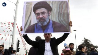 🇮🇷 На пост верховного лидера Ирана претендует Моджтаба Хаменеи, сын убитого аятоллы. Он тесно связан с силовиками и имеет репутацию более радикального человека, чем его отец▫️По данным источников The New York Times и Iran International, Совет экспертов Ира