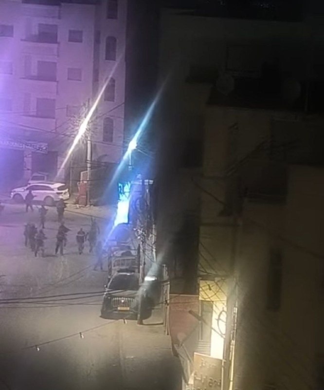 דחוף: כוחות הכיבוש פותחים במסע פשיטות ופשיטות במהלך פלישתם הנרחבת לעיירה ענתא ולמחנה שועפאט, מצפון לירושלים…