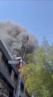 השריפה לכדה מספר אנשים בתוך המבנה, בעוד צוותי ההגנה האזרחית המשיכו בפעולות החילוץ והכיבוי.