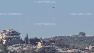 ️🇱🇧🇮🇱 מזל"ט FPV ישראלי הפיל מכולות נפץ על אל-מנצורי בדרום לבנון, במקביל להפגזת ארטילריה ישראלית על העיירה.