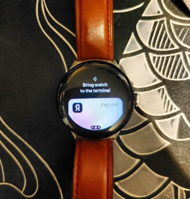Новость, которой мне хочется поделиться. Оплата часами Наконец-то хотя бы одна компания РФ с банковской лицензией выпустила программу для Android Wear, чтобы платить часами. Фактически это сделать несложно, учитывая, что у каждого банка уже есть база для смартфонов. И это лучшая и единственная альтернатива плохо работающему на часах из-за костылей mir pay. Если вы владеете картой от Яндекс Pay и часами от Samsung, то у вас есть возможность просто скачать приложение для часов из Google Play на странице Яндекс Pay.Если же нет, а у меня Pixel Watch, то наши друзья-bigtech'и вставляют палки в колёса. Понимаю, что Samsung хочет зарабатывать. А я хочу платить часами любой ценой👀 Android wear всё ещё Android, и такие запреты можно обойти (если не бояться потерять деньги, сломать устройство и взять всю ответственность на себя). Итак:📁 1. Нужно найти установочный файл. Внимание, это банковское приложение, а файл может содержать вирусы и вредоносный код, поэтому установка только под вашу ответственность. Если интересно, напишите мне, отвечу лично, где я нашёл (на известном форуме в ветке Яндекс Pay). 🧭 2. Потребуется отправить установочный файл на устройство. Есть приложения, которые помогают передать и установить, я использовал WearLoad, вот инструкция. У него открытый исходный код, но и это не значит, что оно безопасное: всё под вашу ответственность.🤖 3. Далее с помощью Remote Debugging и ADB (по инструкции из 2 пунта) на часы устанавливается программа-помощник WearLoad, и вот уже она упрощает контроль над приложениями: доставку, установку, удаление. Далее я выбрал установочный файл из первого пункта и Яндекс Pay появился на часах.Официальная интрукция от Samsung Мой платёжный браслет резко стал менее актуальным. Я давно хочу распродать остатки, повод устроить скидку.Ещё раз напомню, что это опасно и ваши деньги могут украсть, не рекомендую и отговариваю это делать. Но лично я сегодня уже оплатил в кафе. Минусы: пока не разобрался с совместной работой с Google Pay, если его не указать как средство оплаты в настройках, то он не хочет показывать бонусные карты на часах, неприятно, надо пробовать иначе.Мне почему-то очень важна эта технология; плюс 1 повод не уезжать?) Хорошая новость удивительно сверх радует (на фоне других о технологиях и ограничениях, 