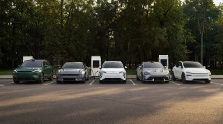 ⚡️Владельцы парковок и других локаций в городе могут получить дополнительный источник дохода.Яндекс Электро начали платить собственникам парковочных мест торговых центров, жилых комплексов, магазинов и бизнес центров за установку станций заряда электрокаро