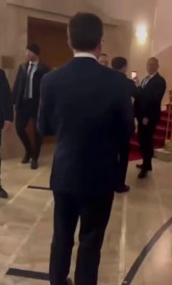 וידאו: הנשיא קרול נורוקי בבית המשפט החוקתי של פולין הלילה לאחר שדחף את דרכו לתוך הבניין, התעמת נורוקי עם אנ…