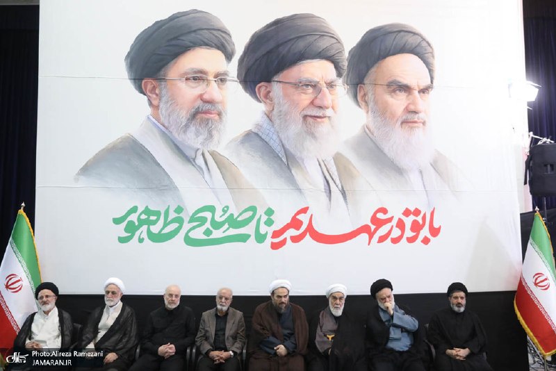 جماران: 📸 حضور آیت الله سید حسن خمینی در مراسم چهلمین روز تدفین رهبر شهید 🔴 به گزارش جماران، همزمان با ایام چهلمین روز تشییع و