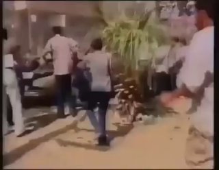 האיש הזה שיושב על הקרקע הוא שיח' המוג'אהיד אל-מוצפר, שנהרג על ידי אבו חאלד מוחמד אלדייף לאחר מבצע חיסול כוש…