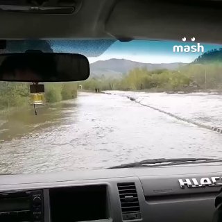 Паводок и снегопад одновременно обрушились на Бурятию — один человек погиб, затоплены десятки домов. В республике перекрывали дороги в нескольких районах и ввели режим повышенной готовности. По данным Mash, уровень реки Джида за ночь поднялся до 591 см: во