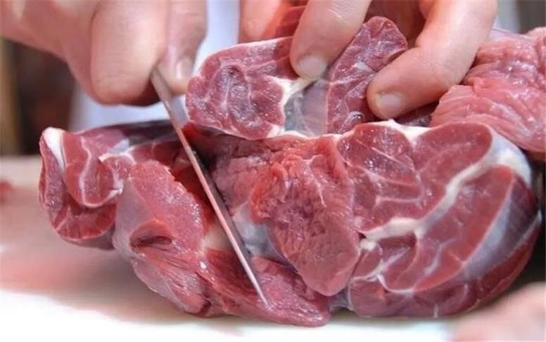 اخبار و حوادث کرمانشاه: 🔴 قیمت گوشت در یکسال تا ۱۶۰ درصد گران شد.؛مصرف گوشت نصف شد.احمد شاد، دبیر انجمن تأمینکنندگان و توزیعکنندگان گوشت کشور: