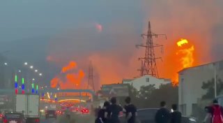 В дагестанском Кизилюрте начался пожар на газораспределительной станции. Облако дыма видно за десятки километров, утверждают очевидцыНа магистральном газопроводе, проходящем через Кизилюрт, произошло три взрыва, сообщает ТАСС. Причины взрыва не уточняются.