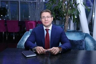 Задержание адвоката Александра Карабанова, по данным Mash, может быть связано с делом "Русагро".Основателя агрохолдинга и экс-сенатора Вадима Мошковича арестовали в конце марта 2025 года — также по делу о мошенничестве в особо крупном размере при покупке д
