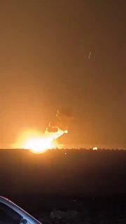פיצוץ אדיר במחסן נשק ליד סרקיב, מזרח אידליב, סוריה. כדור אש ענק, פיצוצים משניים ותחמושת עפה -- תחמושת מאוחס…