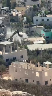 כוחות ישראל של ישראל I מתחילים להרוס את בתיהם של העצורים הפלסטינים איברהים עבדול כרים דאוד וזכריה מוחמד דאו…