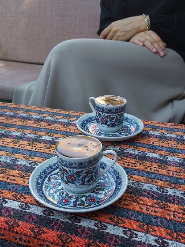 نغمه های فریبایی: .عصرهاکوچه ی خیالتتنگتر از تنگ می شودشعرم پر می کشدبه هوای آسمان چشمان تودوری ، نیستیاما یادت نفس است ، نفسبوسه ای را هم