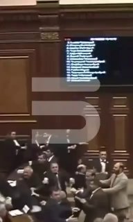 במהלך המאבק ננעלו דלתות חדר הישיבות הפרלמנט: עובדי המזכירות לא יכלו לצאת מ"שדה הקרב"