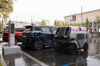 Владельцы электромобилей сейчас вспотеют пониже спины от этой новости — в Москве тестят робота, который будет сам приезжать к разряженной ласточке и… заряжать её.В Дептрансе говорят, что пока катают помогатора на одной парковке в районе станции метро "Маяк