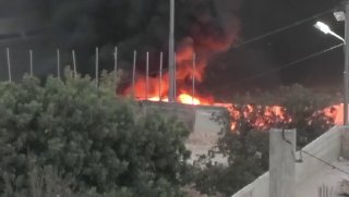 שריפה פרצה עקב הצתת מתנחלים במהלך תקיפתם בכפר ברקה, מזרחית לרמאללה.