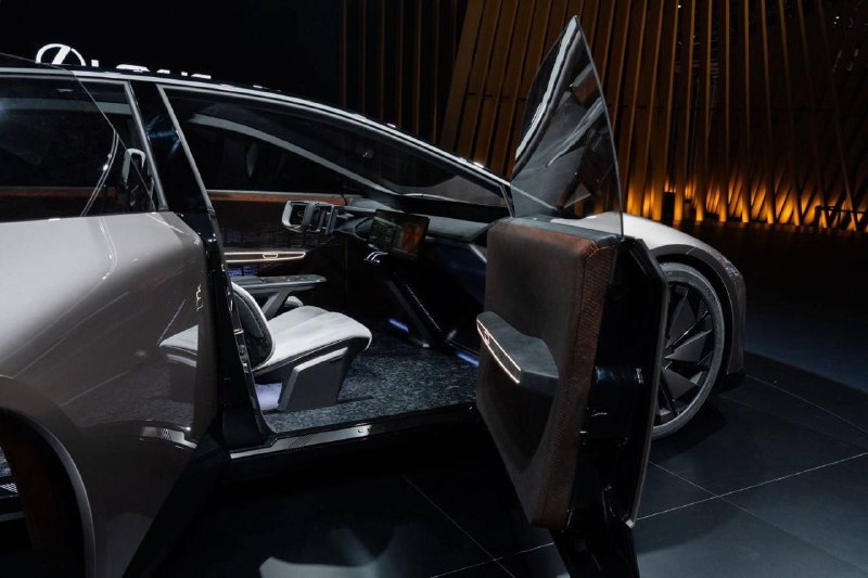 Lexus представил электромобиль с футуристичным дизайном 4