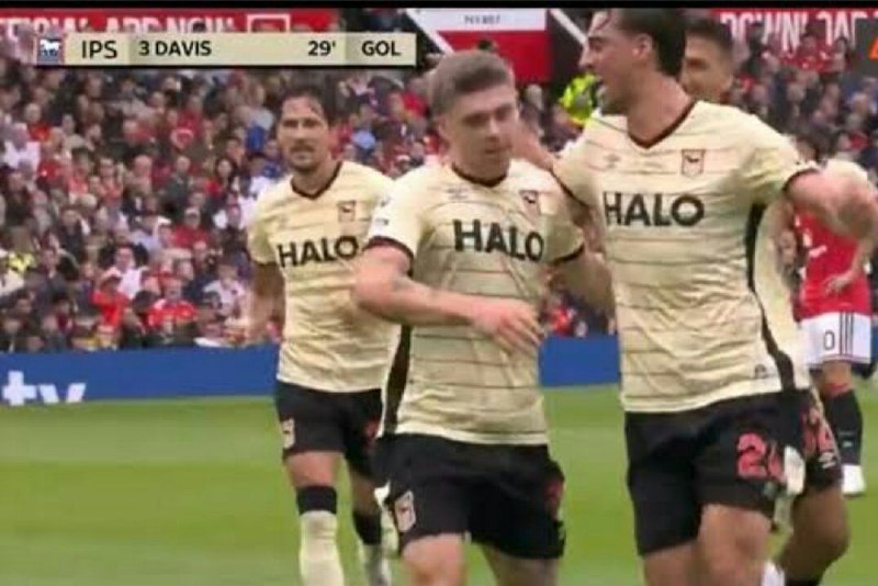 منچستریونایتد | منچستر یونایتد: ⚽️🎙 کاپیتان ایپسویچ گفته برونو فرناندز بعد از اینکه تیمشون جلوی یونایتد گل زد، چی بهش گفته:برونو بعد از گل اومد سمتم و گ