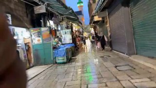 וידאו | האווירה בסמטאות העיר העתיקה בירושלים , לפני השקיעה קוראים לתפילה