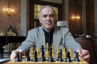 Гарри Каспарову* запретили продавать квартиру в центре Москвы — жильё стоимостью около 176 млн рублей могут взыскать из-за долгов по штрафам за нарушение законодательства об иноагентах.По данным Mash, приставы наложили запрет на регистрационные действия с 