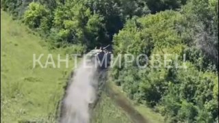 🇷🇺🇺🇦️ - מפעילי מזל"טים סיבים אופטיים של קבוצת הכוחות "זפאד" השמידו אוקראיני 155 מ"מ AS-90 הוביצר מתנייע…