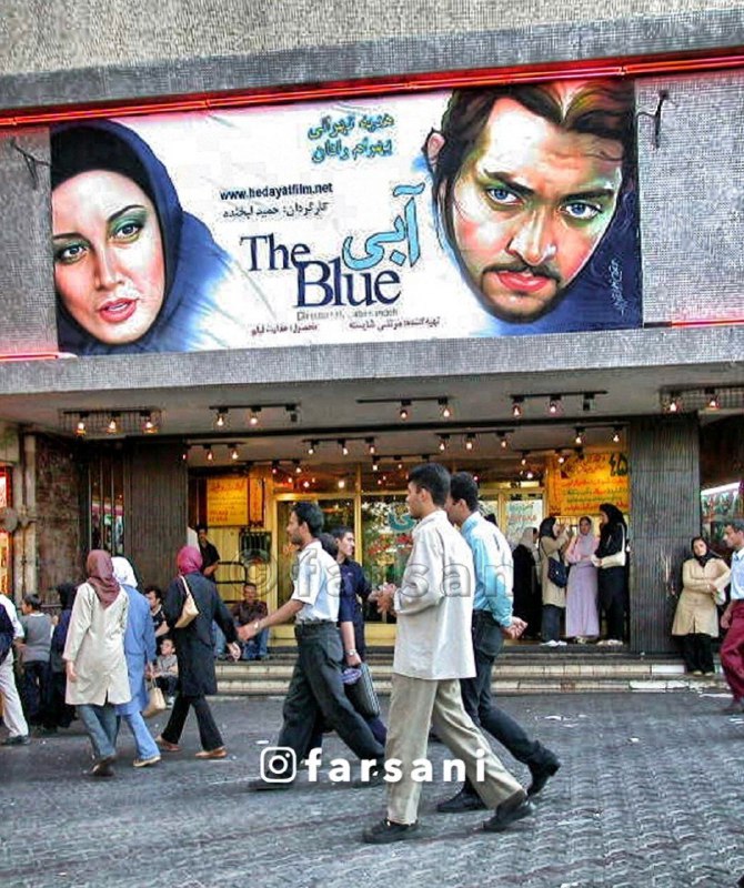 تهرونیا: دو نما از ۲ سینمای قدیمی تهرانسینما قدس، میدان ولیعصر /سوم مرداد ۱۳۸۱سینما مراد، میدان امام حسین/۲۳ فروردین ۱۳۸۱@tehroni