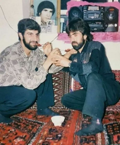 خاطرات خانه ی پدری: تمام اصول یک عکس دهه 60ی در این اثر دیده میشه:بی ربط بودن، عدم نگاه به دوربین، عکس از جوانی پدر خانواده، جورابهای که تا