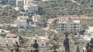 כוחות ישראל דוחפים תגבורת צבאית לעבר השכונה המערבית בעיירה ביתא, דרומית לשכם#
