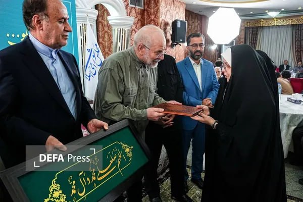 خبرگزاری دفاع مقدس: 💢رئیس مجلس از فرزند سپهبد شهید باقری تجلیل کرد 🔸«محمدباقر قالیباف» رئیس مجلس شورای اسلامی در مراسم گرامیداشت روز خبرنگار
