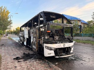Семь человек погибли и еще 11 пострадали в результате удара беспилотника по рейсовому автобусу «Москва — Симферополь» в Енакиево (в подконтрольной России части Донецкой области), сообщили местные власти.СК России возбудил уголовное дело о теракте.