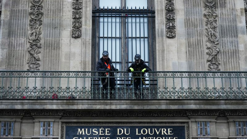 The head of the Louvre warns of the danger of closure, unless the museum is "repaired, updated and changed"